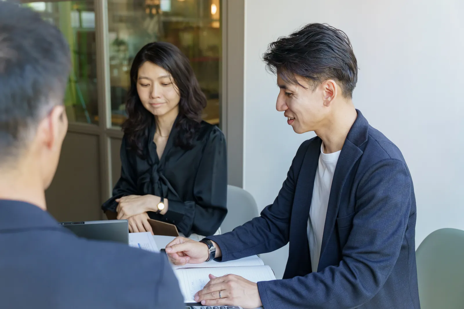 中小企業経営者と打ち合わせを行う合同会社デザイムのメンバー