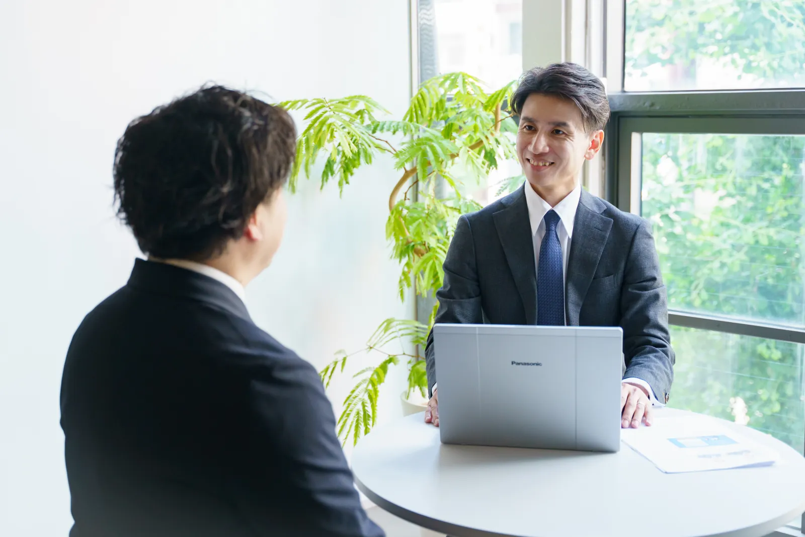 中小企業経営者の相談に対応する合同会社デザイムの中小企業診断士